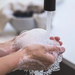 Cuidados de higiene pessoal que blindam a saúde e melhoram a autoestima